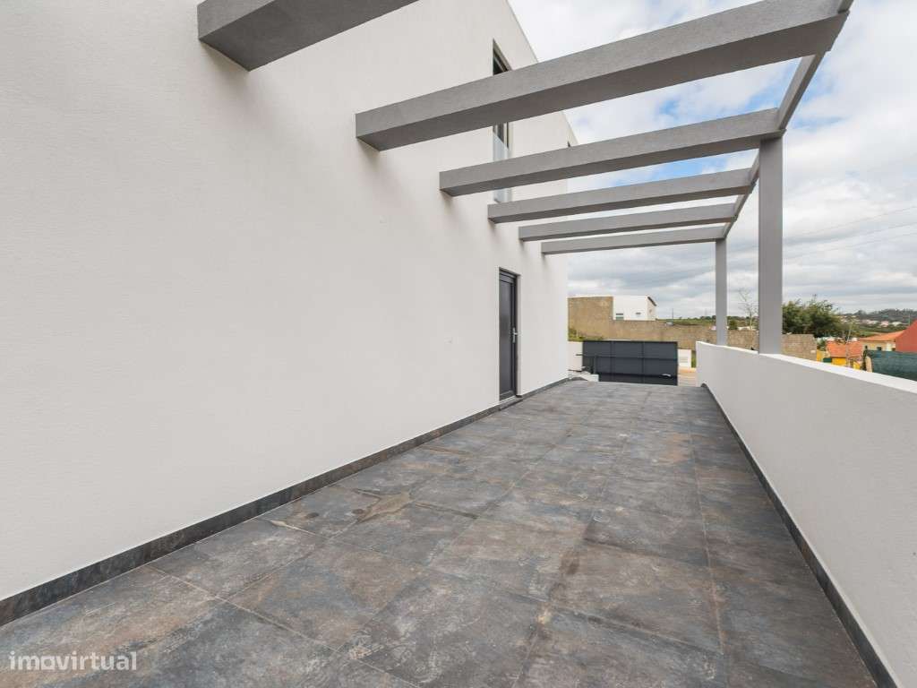 MORADIA NOVA T4 COM PISCINA - SERRA DE CASAL DE CAMBRA-50