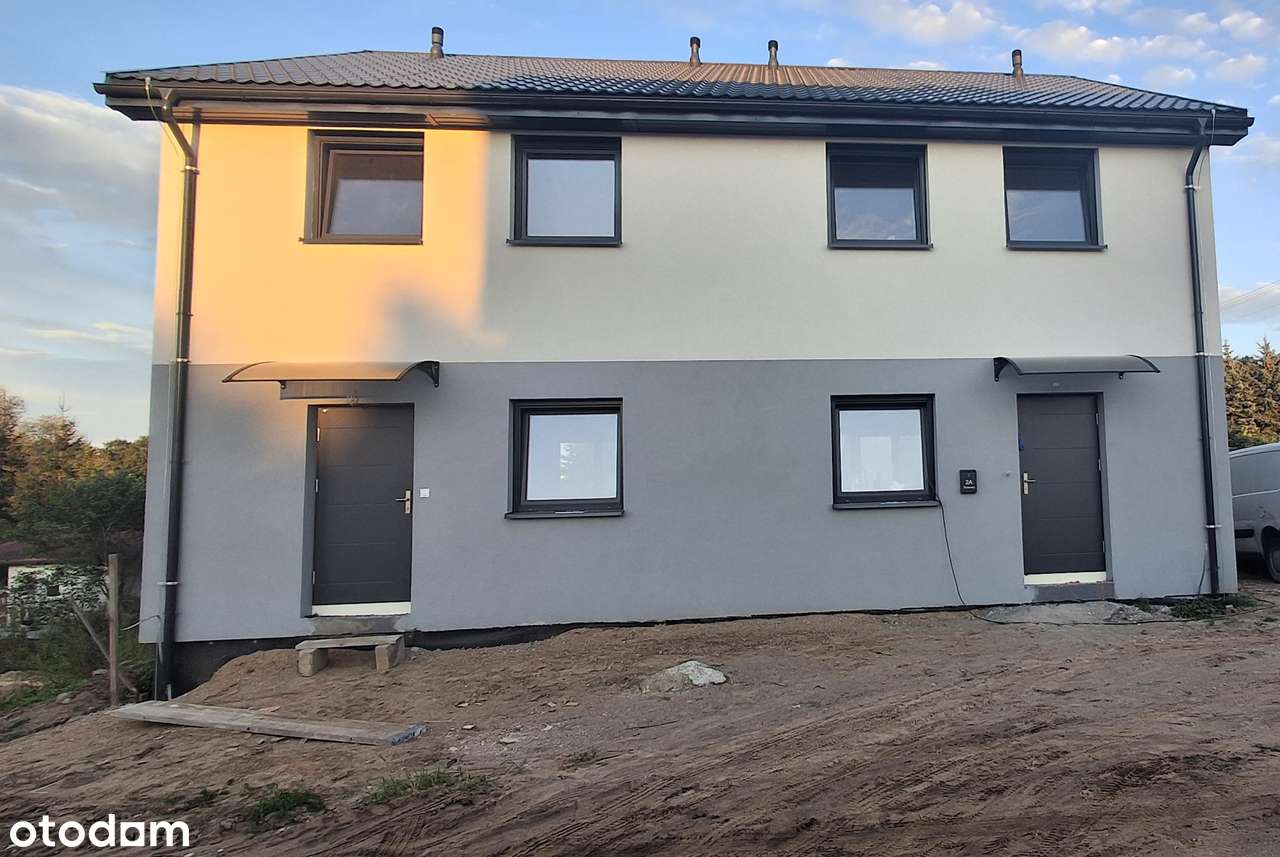 Dom w Zabudowie Bliźniaczej w Pobliżu Jeziora.-1