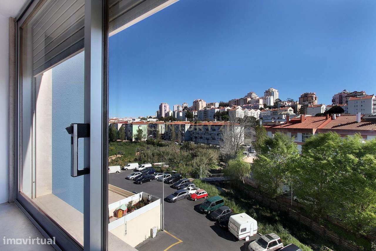 Mem Martins - Apartamento T1 transformado em T2 em zona tranquila.-13