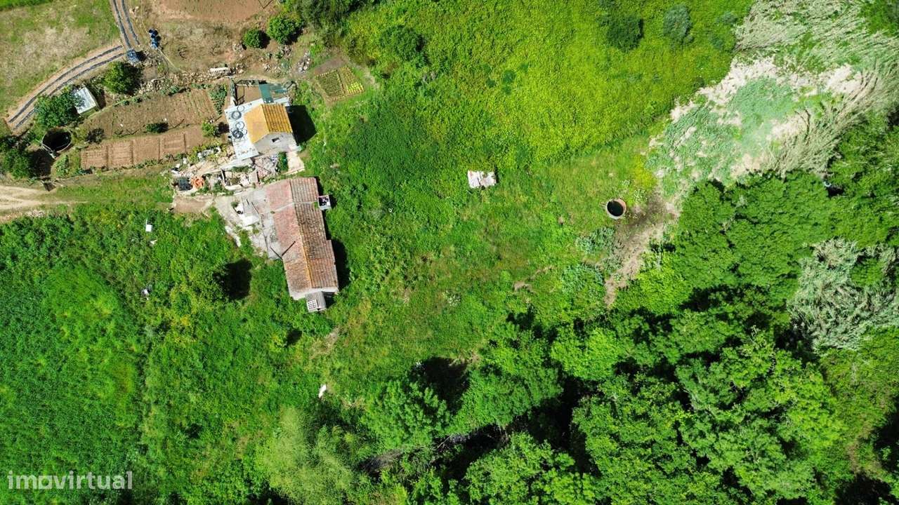 Moradia T2 para recuperação total com terreno, poço e ribeiro – às por - Grande imagem: 4/16