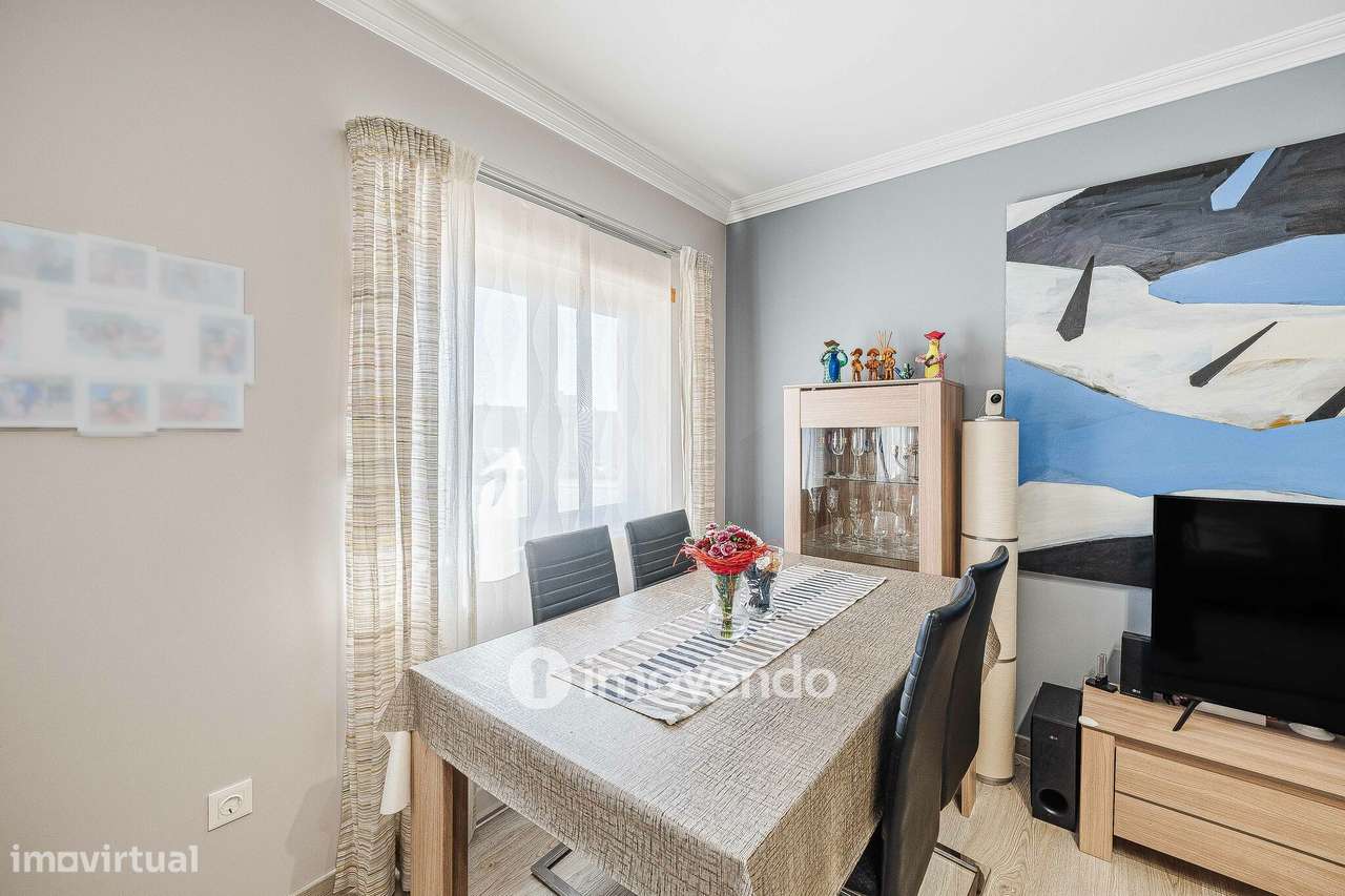 Apartamento T2, com estacionamento e arrecadação, em Vialonga-10