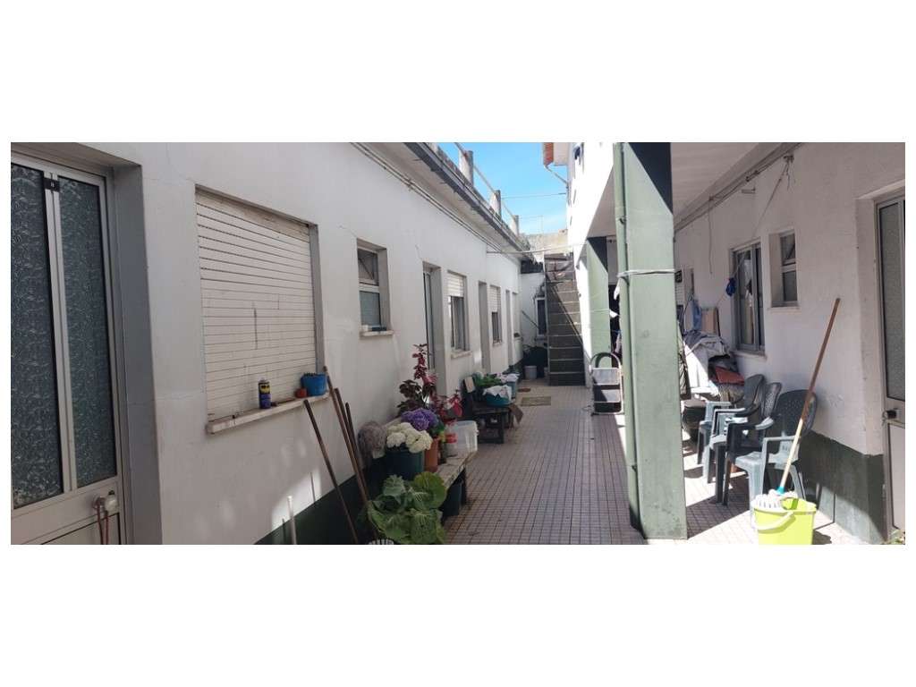 Prédio, antiga 'Pensão Cantinho de S. João', no centro de Monte Real. - Grande imagem: 2/14