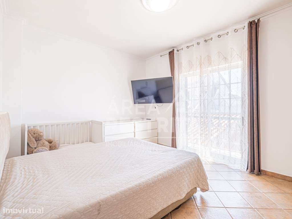 Moradia Geminada T3 com Garagem, Excelentes Áreas e Localização Pri...-32