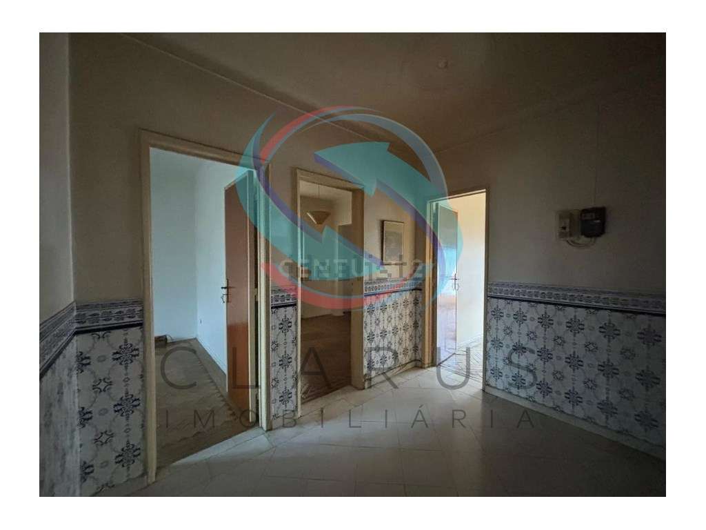 APARTAMENTO T2 EM REMODELAÇÃO TOTAL - TORRE DA MARINHA-4