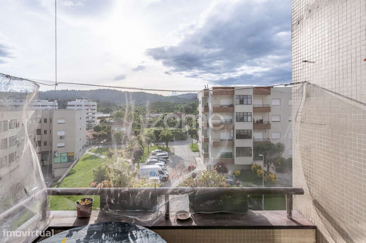 Apartamento T3 Remodelado Centro de Vila Verde-11