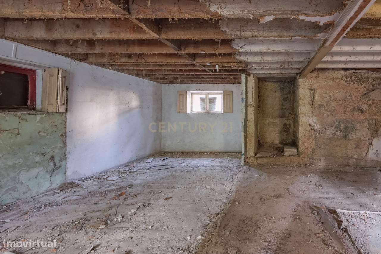 Moradia em Reabilitação com Terreno Amplo em Francos – Oportunidade Ún - Grande imagem: 4/23