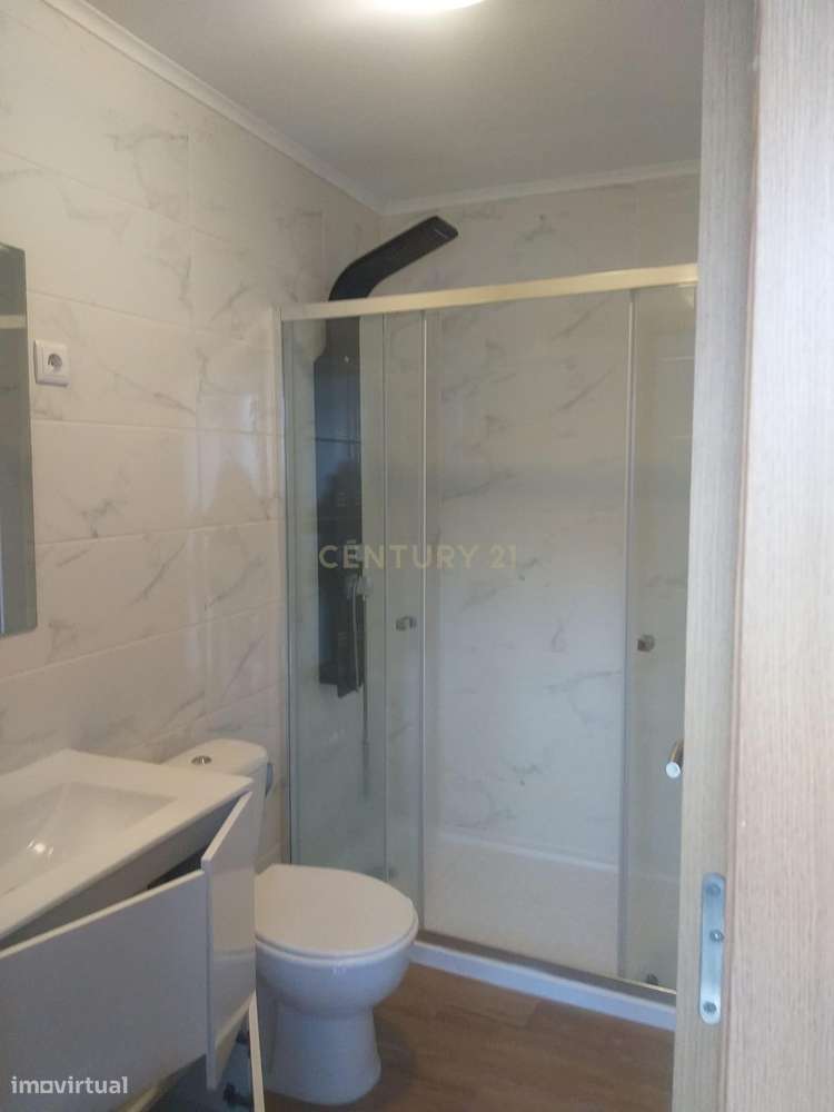 Casa Renovada com 4 Quartos e Garagem - Grande imagem: 4/40