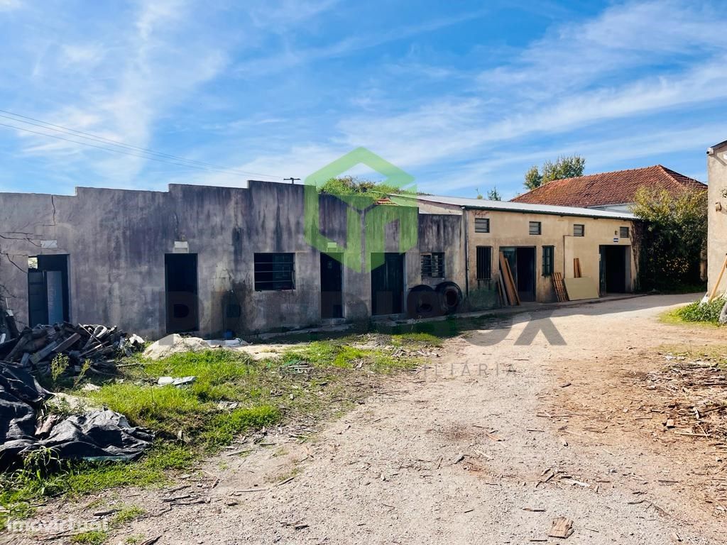 Pavilhão industrial situado em Mira