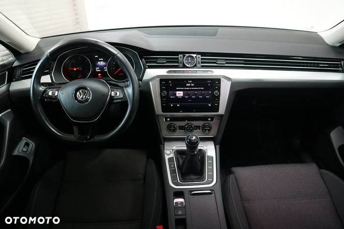 Volkswagen Passat 2.0 TDI SCR Comfortline - 10