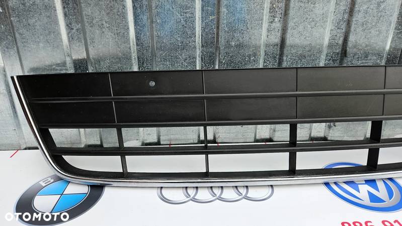 VW Tiguan Lift 5N0 2011- Atrapa zderzaka Kratka środkowa zderzaka z chromem 5N0853677E - 4