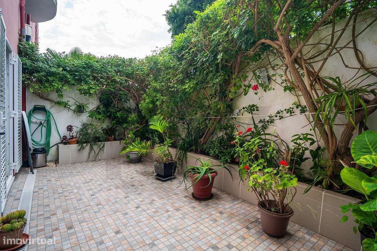 Apartamento T2 em Paço de Arcos: Conforto Exclusivo com Pátio Privativ-15