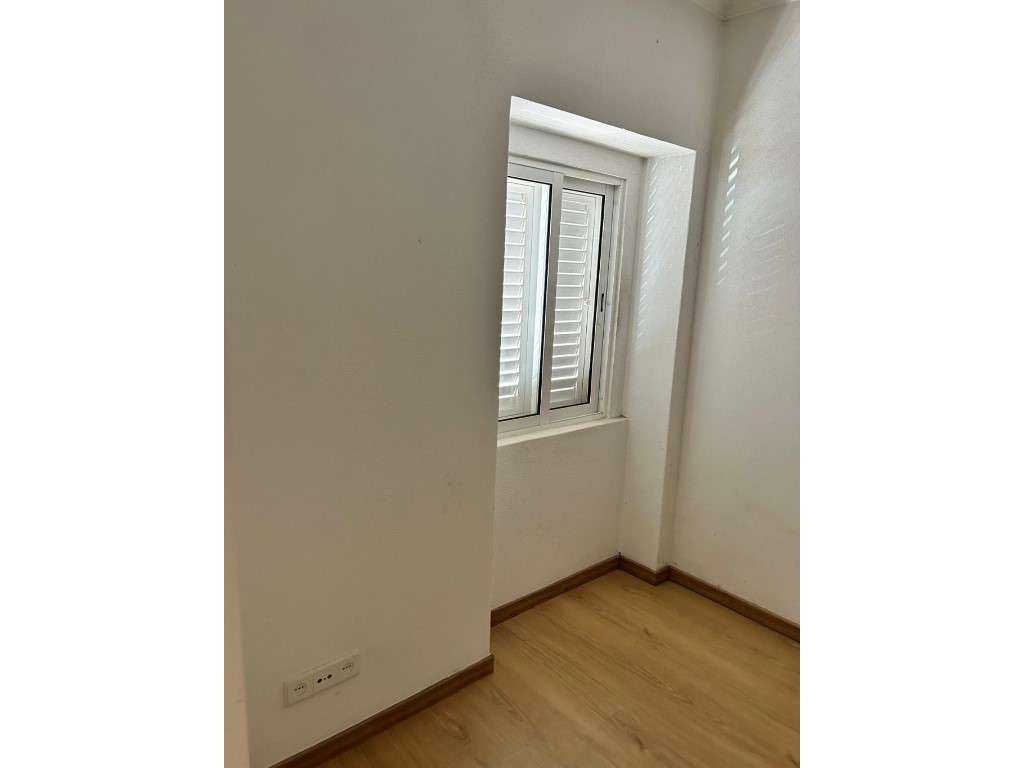 Moradia Remodelada com 4 Assoalhadas, Cacém, Sintra, Lisboa-25