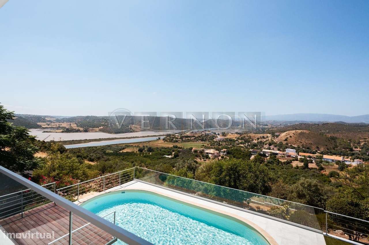 Moradia Renovada T4 com Vista Rio Arade, Piscina e 2.450 m² de Terreno-1