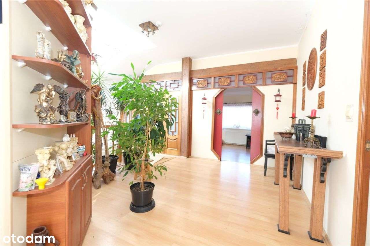 Komfortowy dom z przestrzenią do pracy i życia!-11