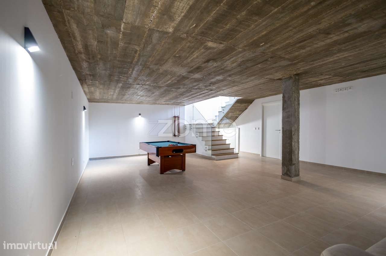 Moradia T3 com piscina na Sobreda-38