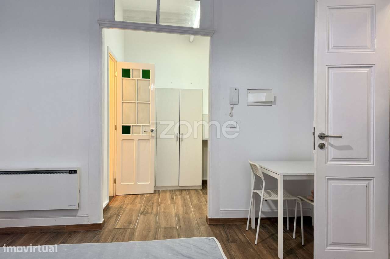 Prédio de 2 pisos com 4 T0s e logradouro, no centro de Gaia - Grande imagem: 5/37