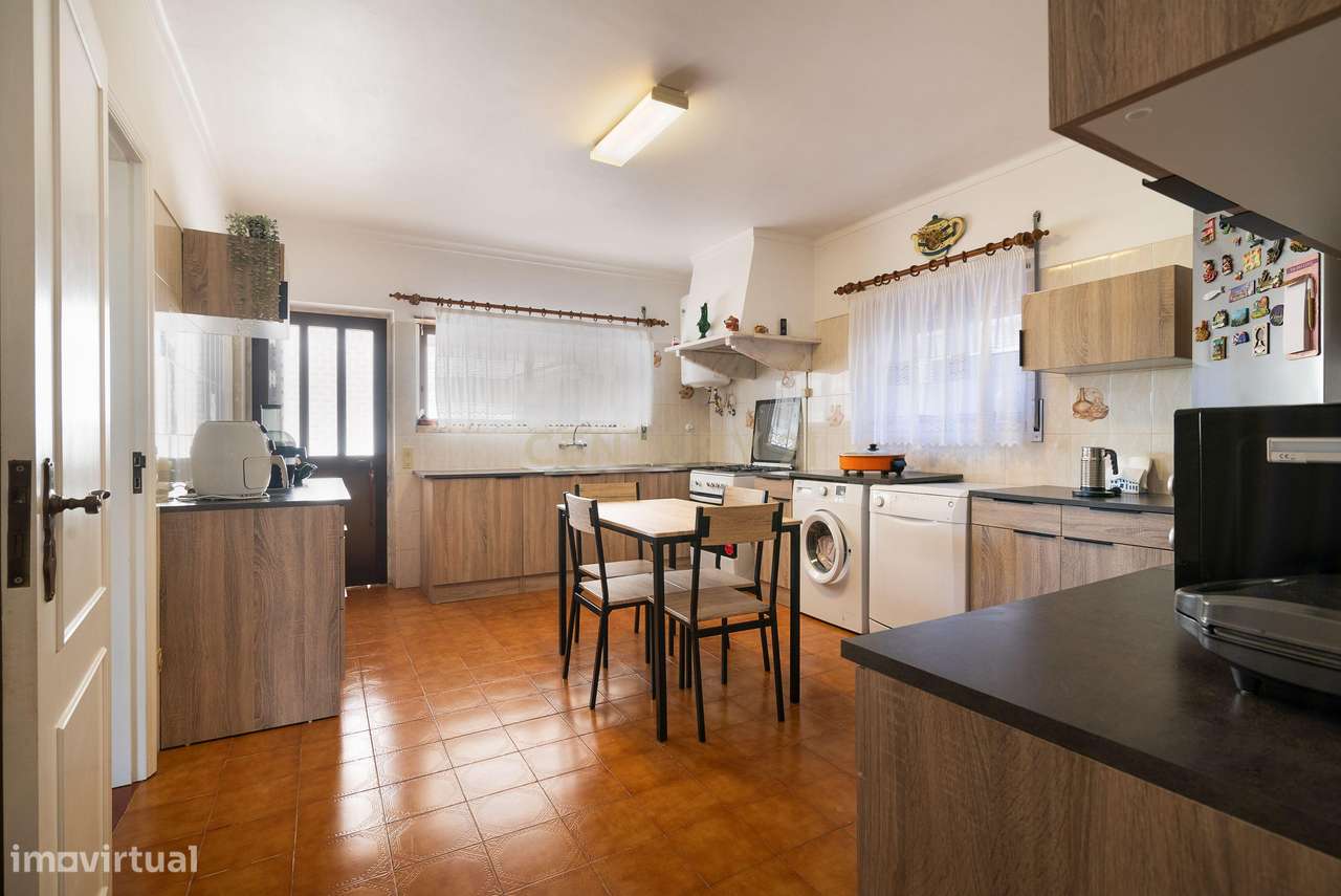 Moradia T4 com Anexo T2 Independente | 400 m² de Construção | Lote de-14