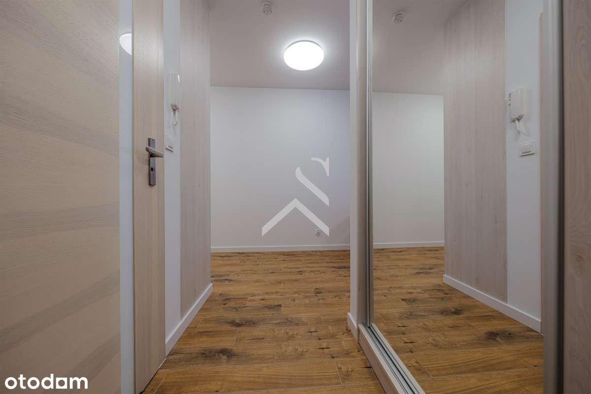 Kawalerka - Umeblowana - Miejsce w hali-8