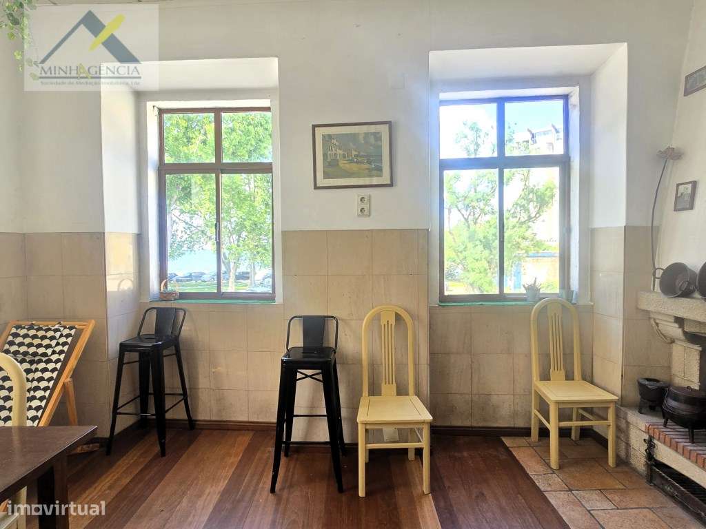 Prédio com dois andares na zona ribeirinha do Barreiro-14