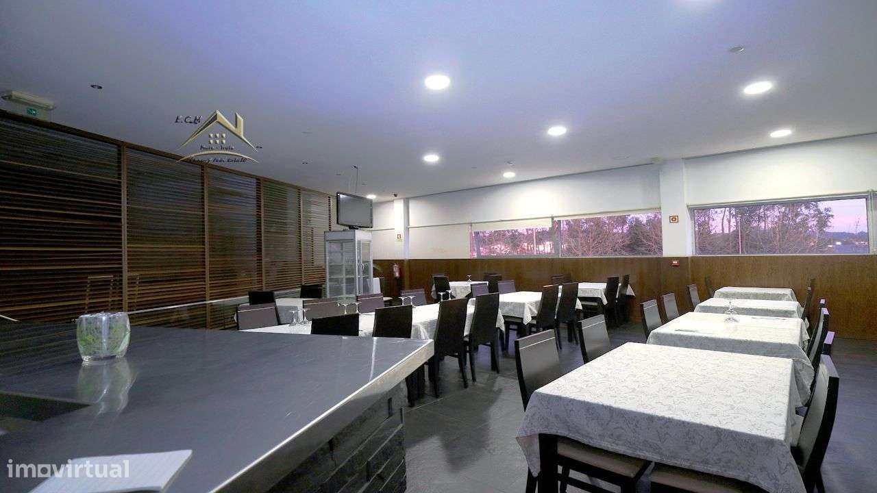 Restaurante "Castelo da Maia" Localizado em Zona Industrial,-38