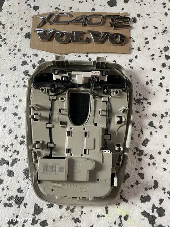 VOLVO  XC40 T2 LAMPKA W PODSUFITKĘ 32366217 - 2