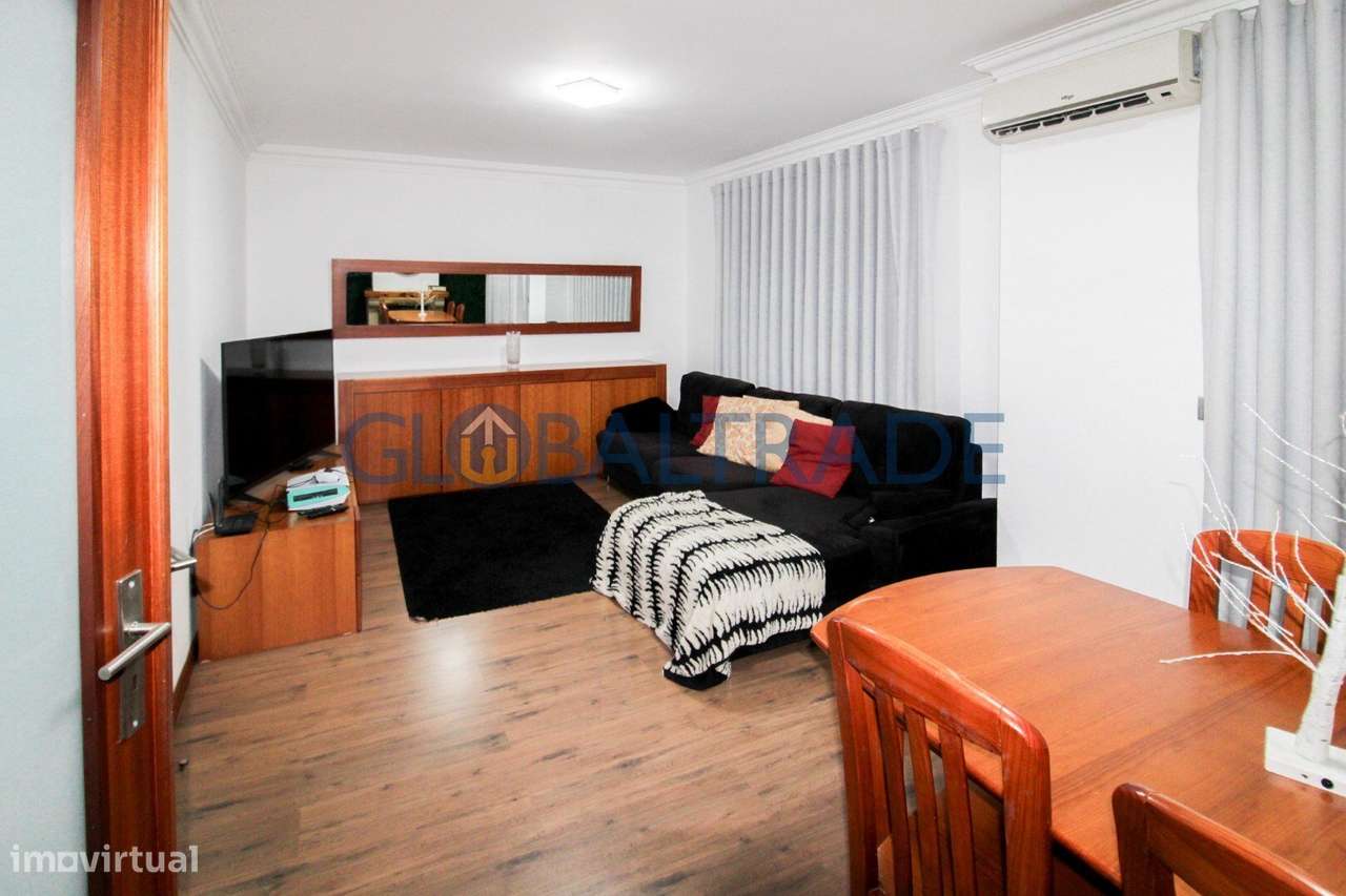 Moradia T4 com terraço e jardim em Alfena-12