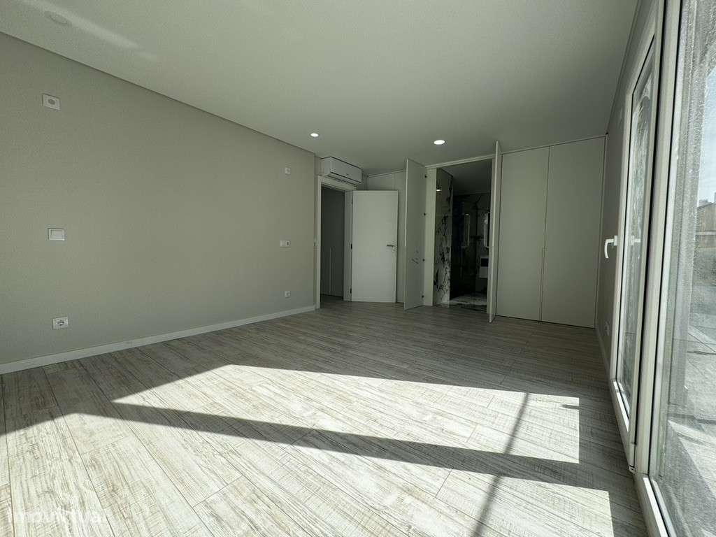 Moradia com 3 Suites, Garagem, Logradouro, Churrasqueira e Piscina-47