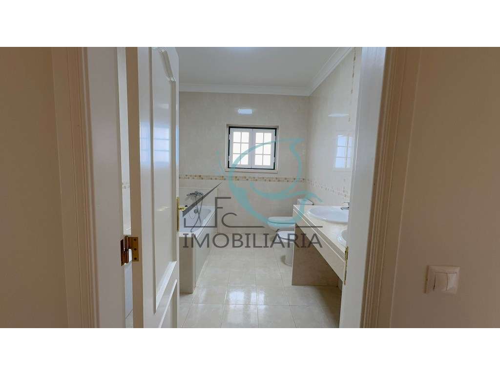 Moradia T5 com Vista para a Serra em Alenquer-33