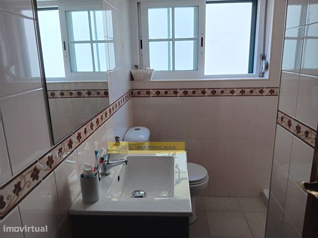 Moradia T4 totalmente remodelada, garagem, sotão e espaço exterior,...-22