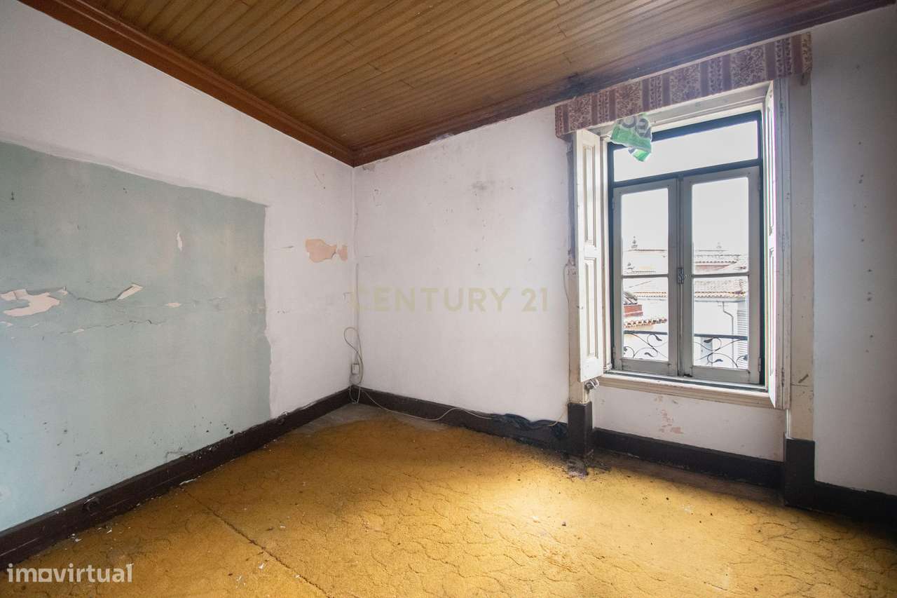 Prédio na emblemática Rua do Quebra Costas, no centro histórico de Coi-43