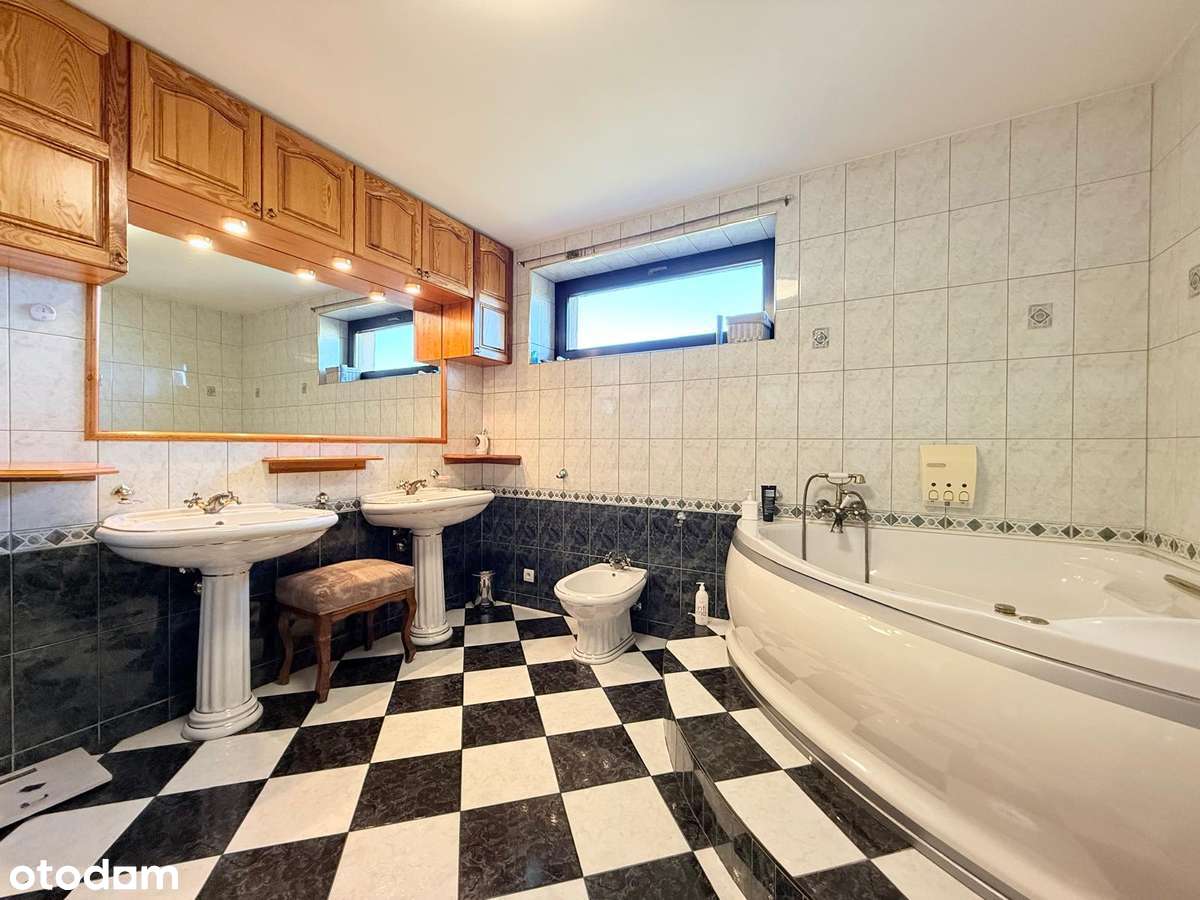 Klimatyczny dom z basenem i salą bilardową-16