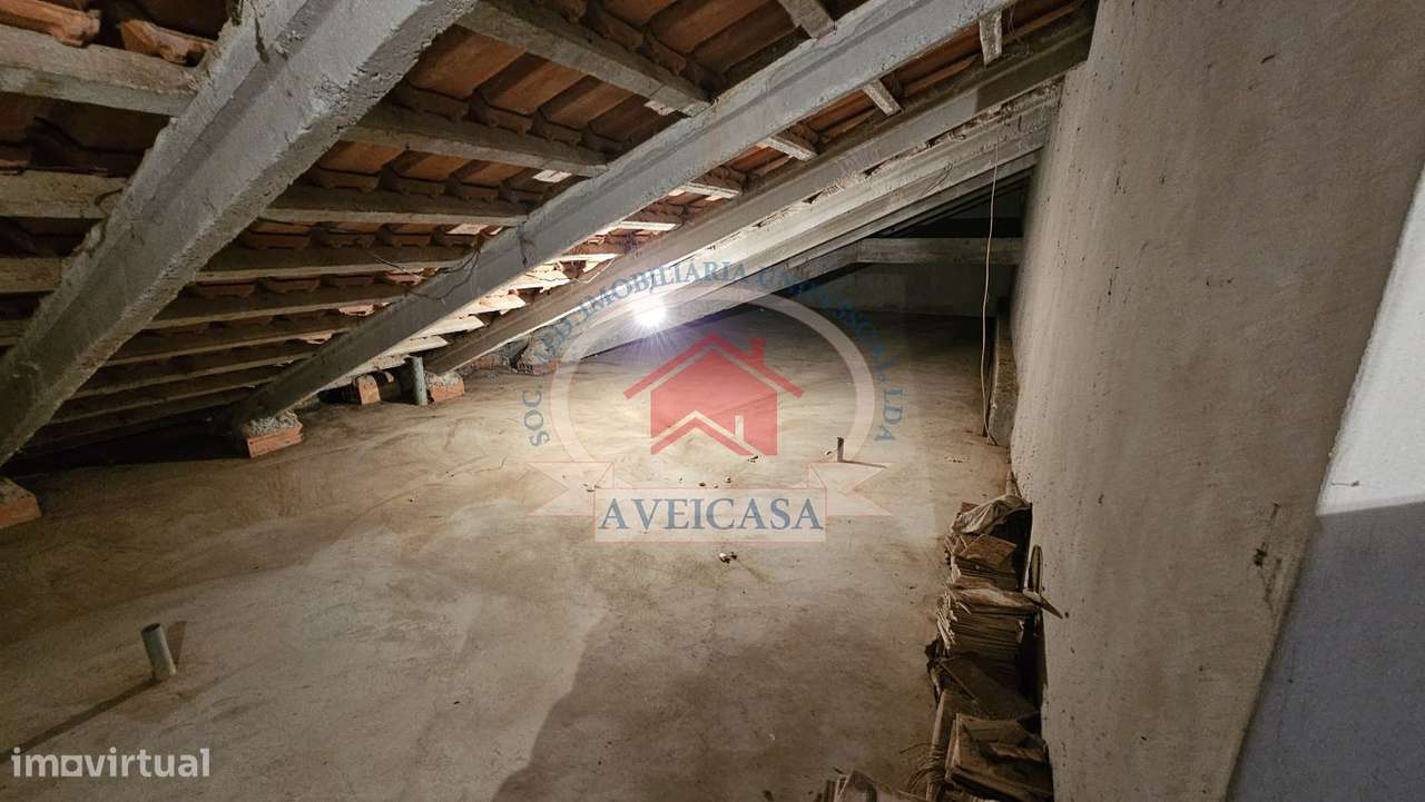 Moradia isolada T5 em bom estado com quintal e garagens-27