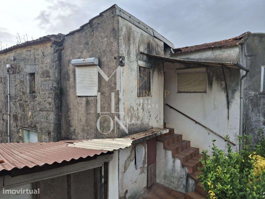 Moradia T2 bifamiliar com grande potêncial e excelente localização:-3