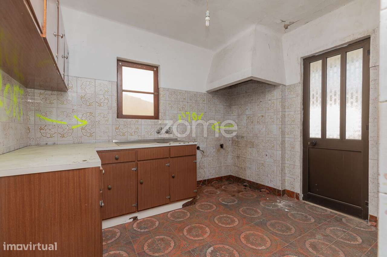 Moradia T3 para remodelar em S.Martinho do Bispo-3