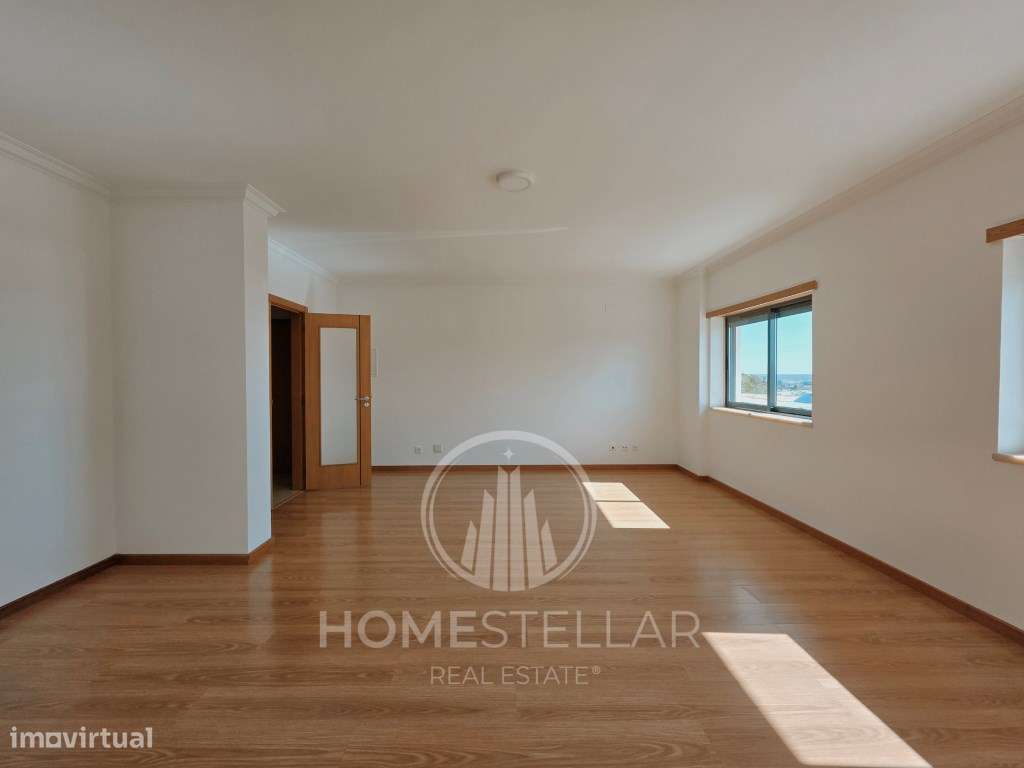 Apartamento T2 Atalaia com Arrecadação e Parqueamento-4