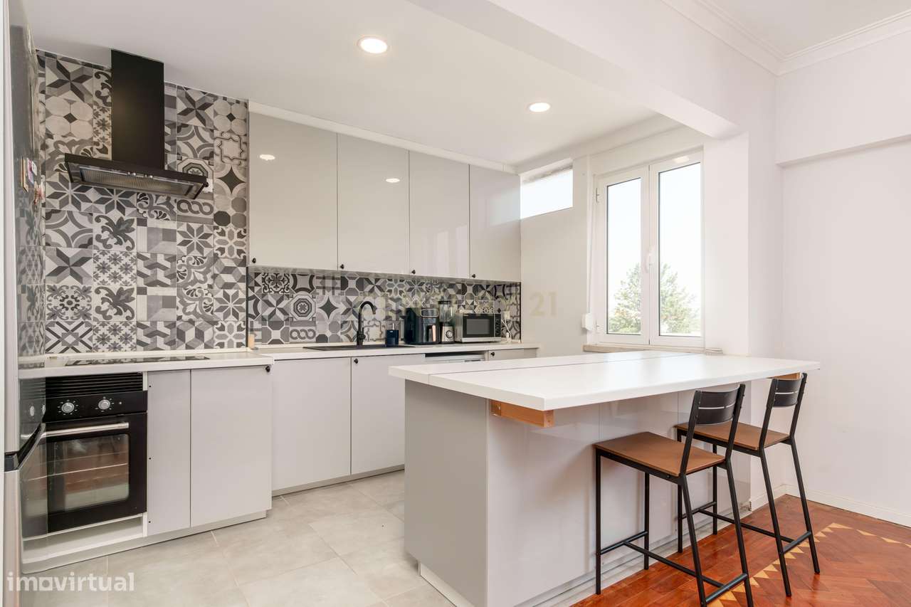 Apartamento T2 com 2 WC's e Varanda Ampla – Totalmente Renovado – Bura-18