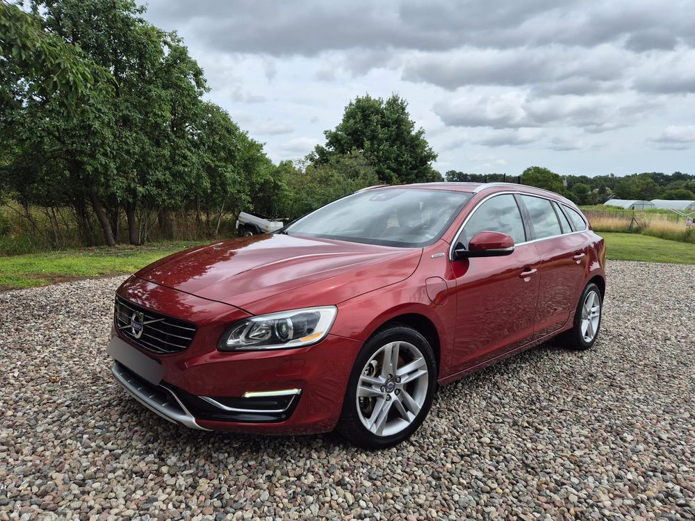 Volvo V60 I (2011-2018) D6 AWD Plug-in Hybrid R-Design Summum 2015