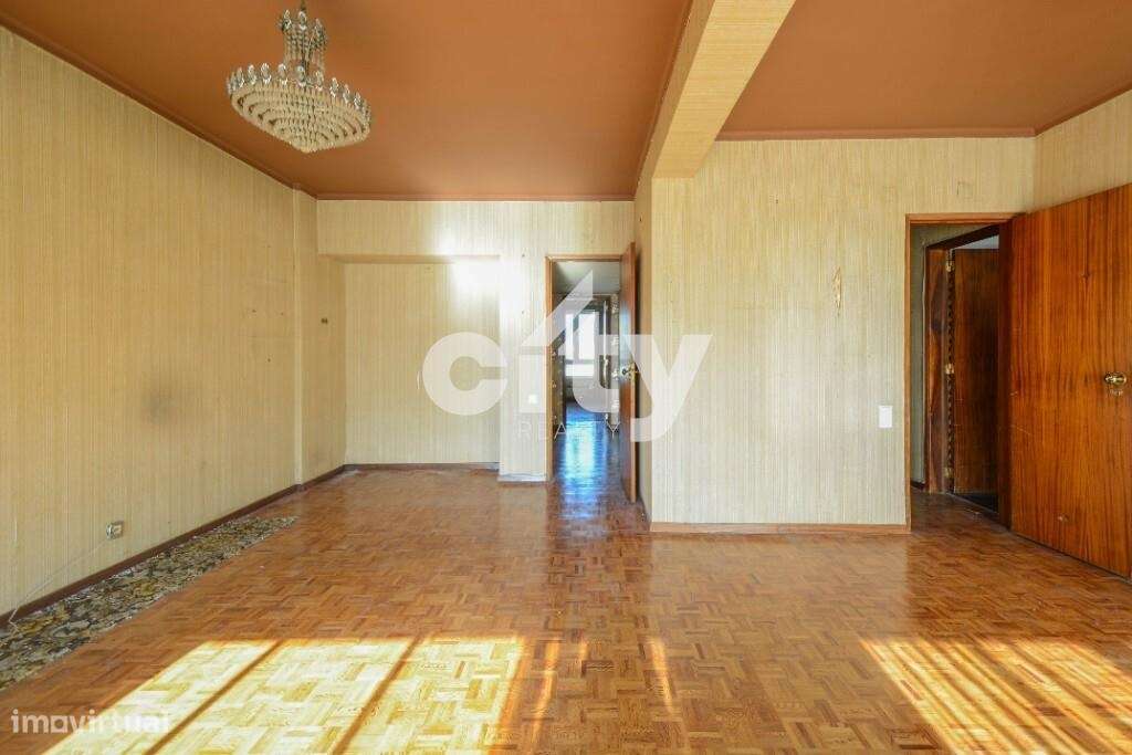 Apartamento T3 para remodelar situado na prestigiada Urbanização da Po-8