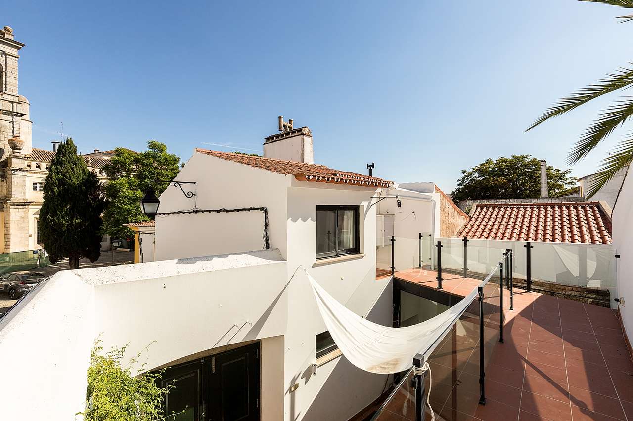 Moradia de luxo com 3 suites, pátio e varandas junto aos Meninos da Gr-31