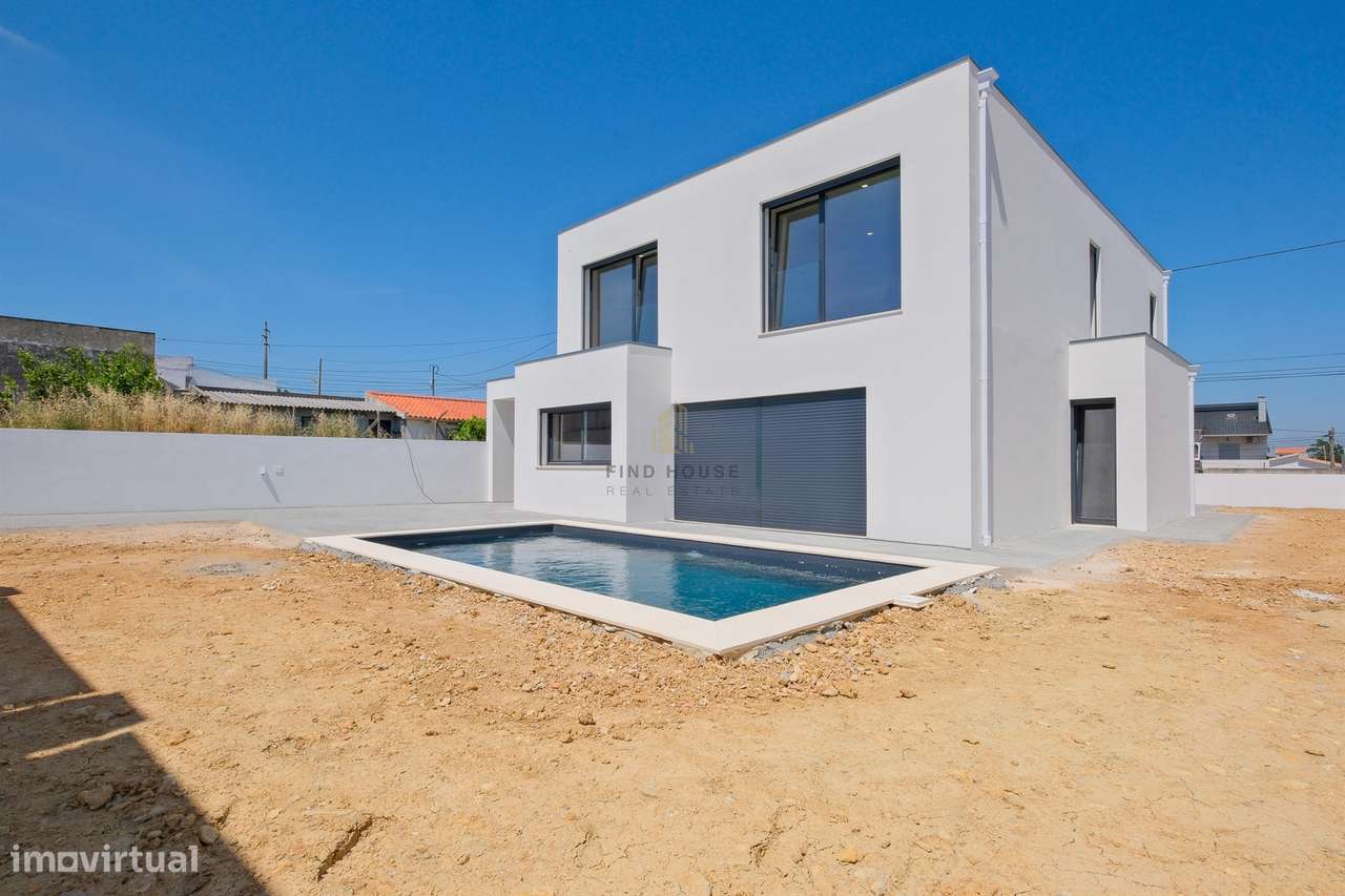 Vende-se Moradia Isolada T4 com garagem, piscina e jardim em Albarraqu-50