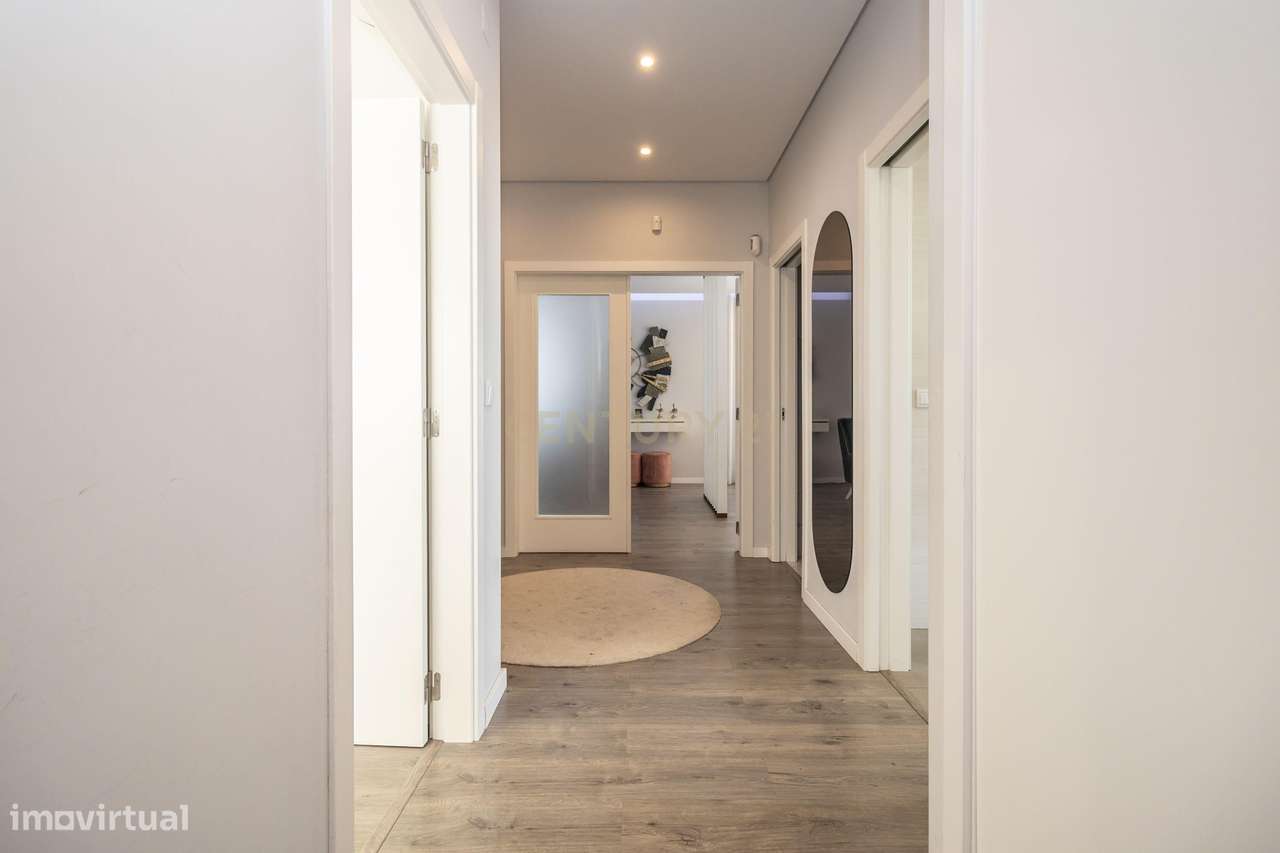 ELEGANTE MORADIA T4 EM FAMÕES TOTALMENTE MOBILADA - Grande imagem: 2/54