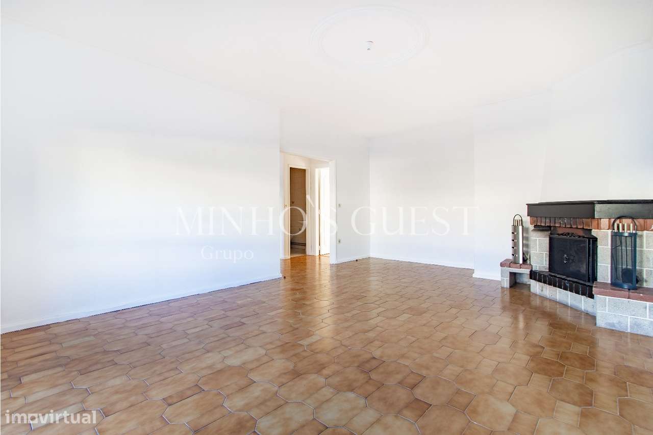 Apartamento T3 de último andar c/ varanda e vista para Av. Liberdade --14