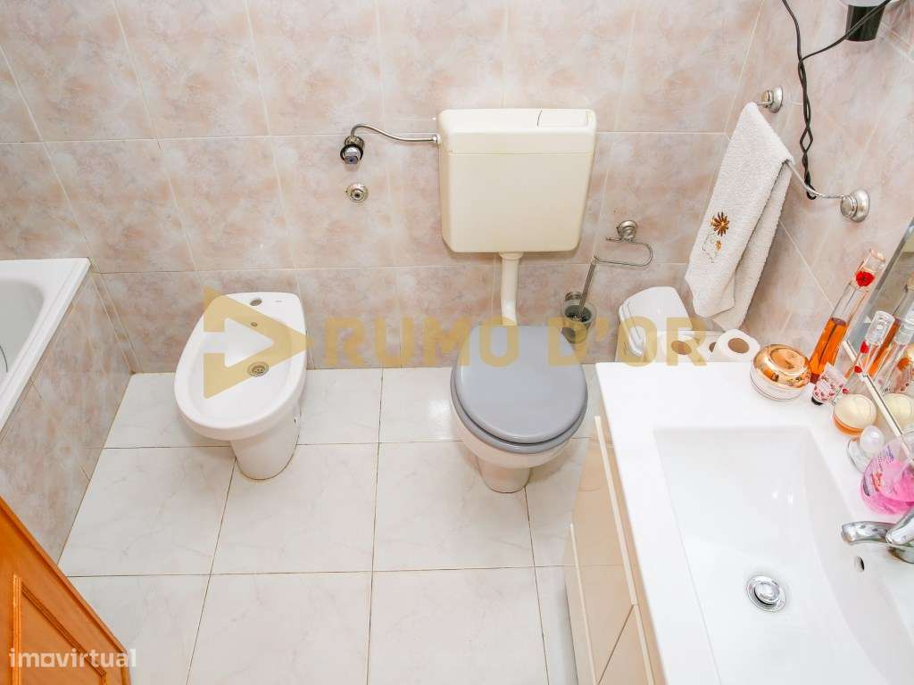 Apartamento T2 em excelente estado de conservação a 2 minutos da A1-20