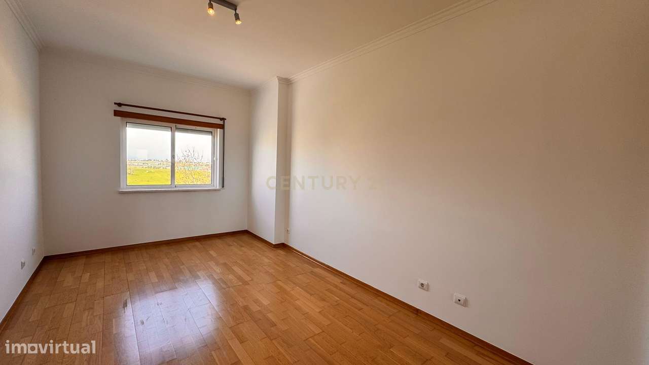 Excelente T4 no Montijo com Garagem e Arrecadação.-24