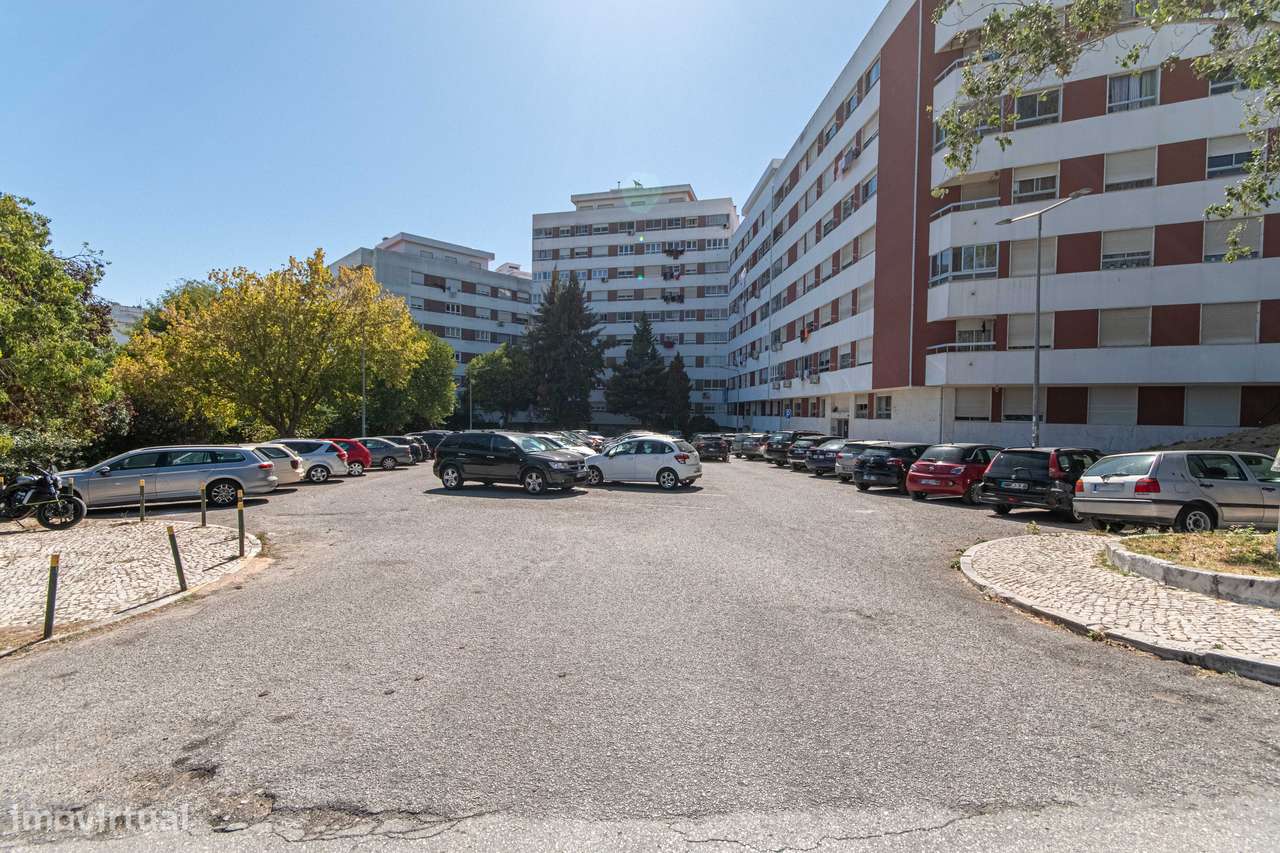 T2 com arrecadação, boas áreas, excelente localização Povoa Sta Iria-4