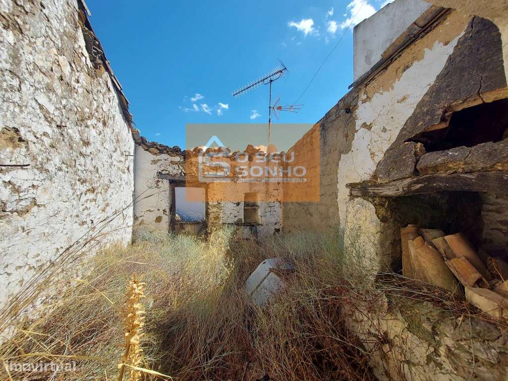 Moradia T2 com Projeto Aprovado com Piscina na Serra-21