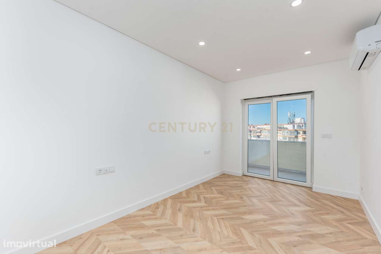 Apartamento T3 Totalmente Remodelado – Cova da Piedade, Almada-28