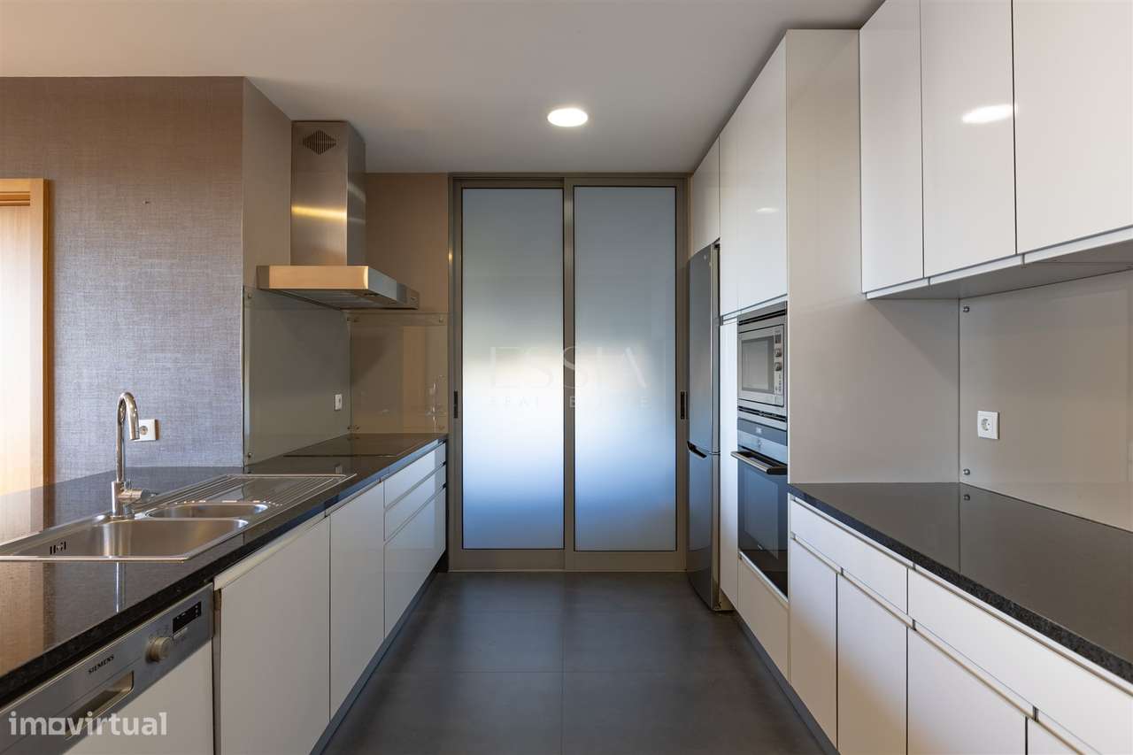 T3+1 com Varanda, 2 Lugares de garagem e Layout Personalizado, Ramalde-9