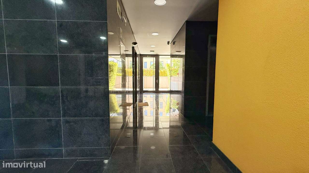 Apartamento T1 localizado no condomínio fechado, parqueamento, piscina-16