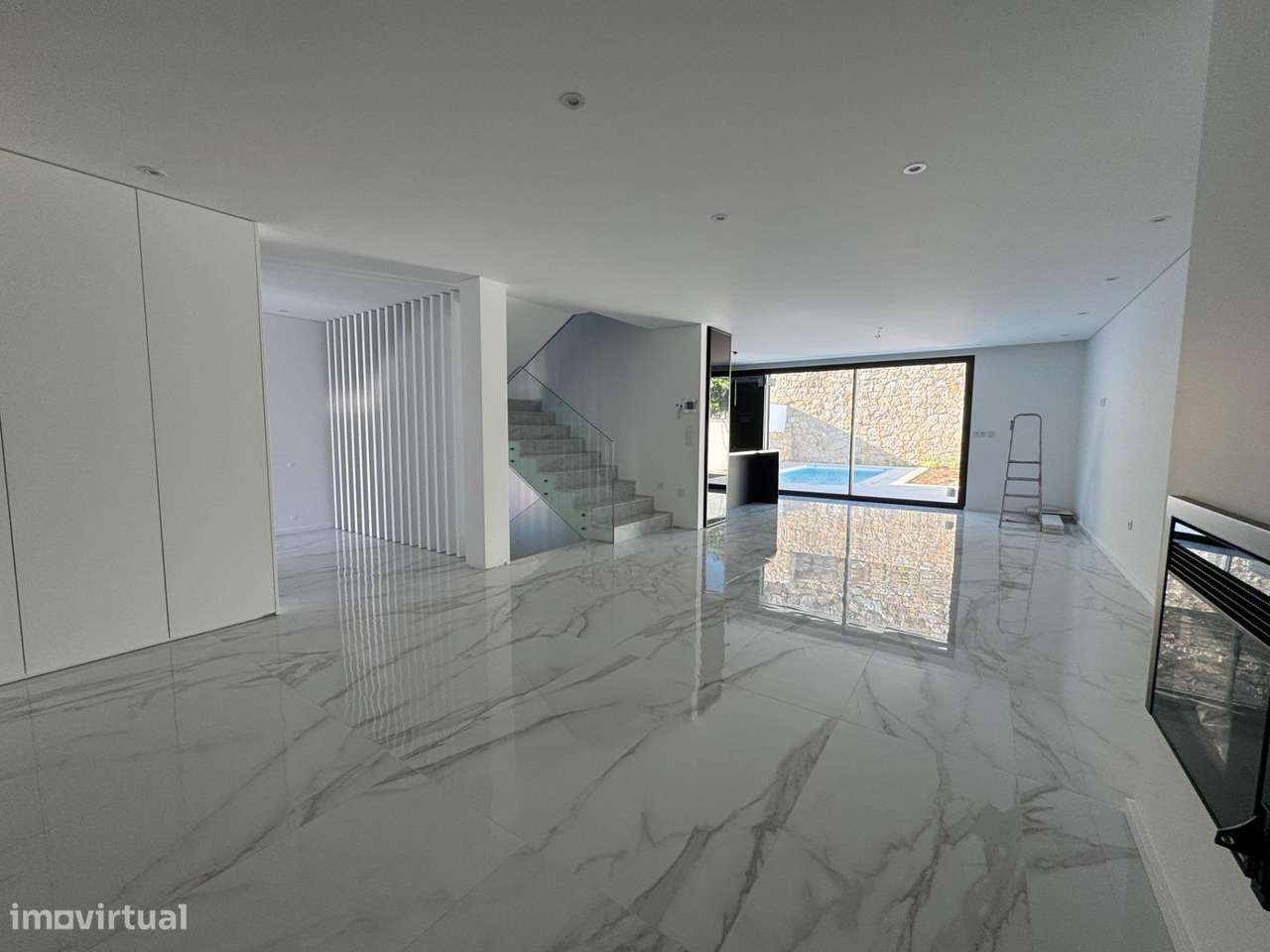 Moradia de Gaveto com dois pisos e garagem lateral-18